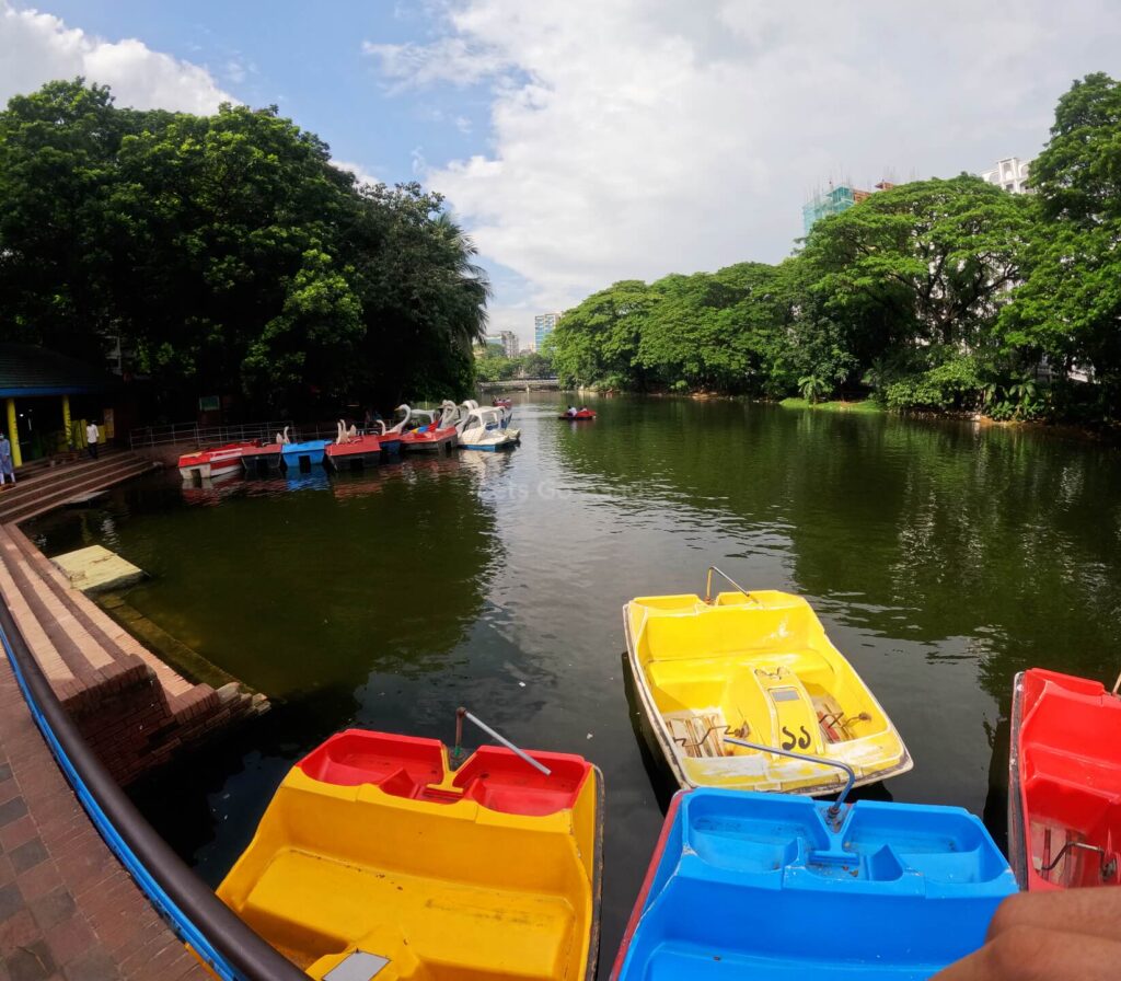 dhanmondi-lake-boat